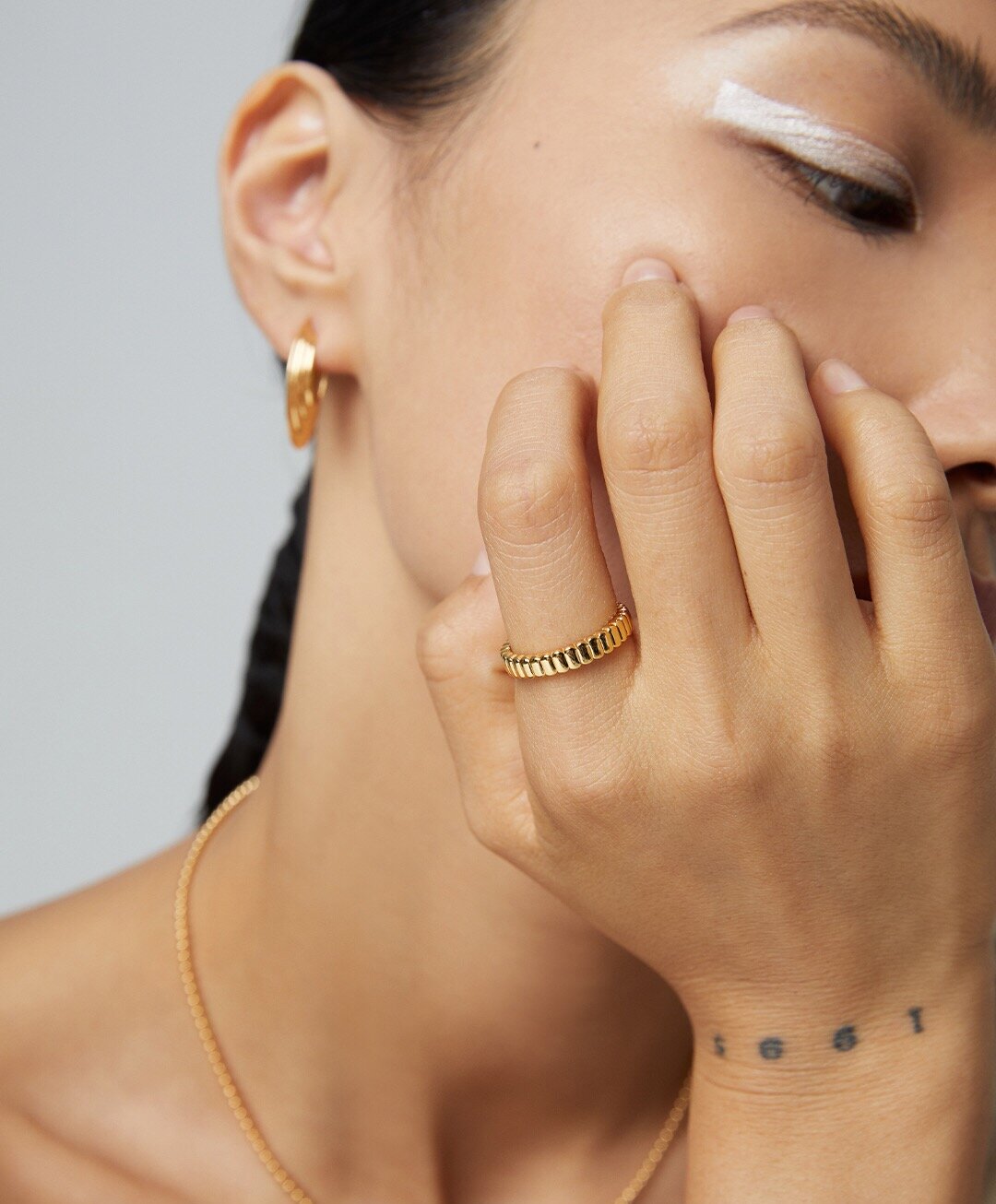 The Art of Minimalist Jewelry: Why Less Truly Is More